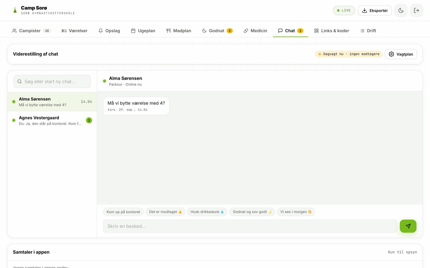 Chatten i Camp Suite med samtaler i venstre side, en åben samtale med en campist, og hurtigsvar som 