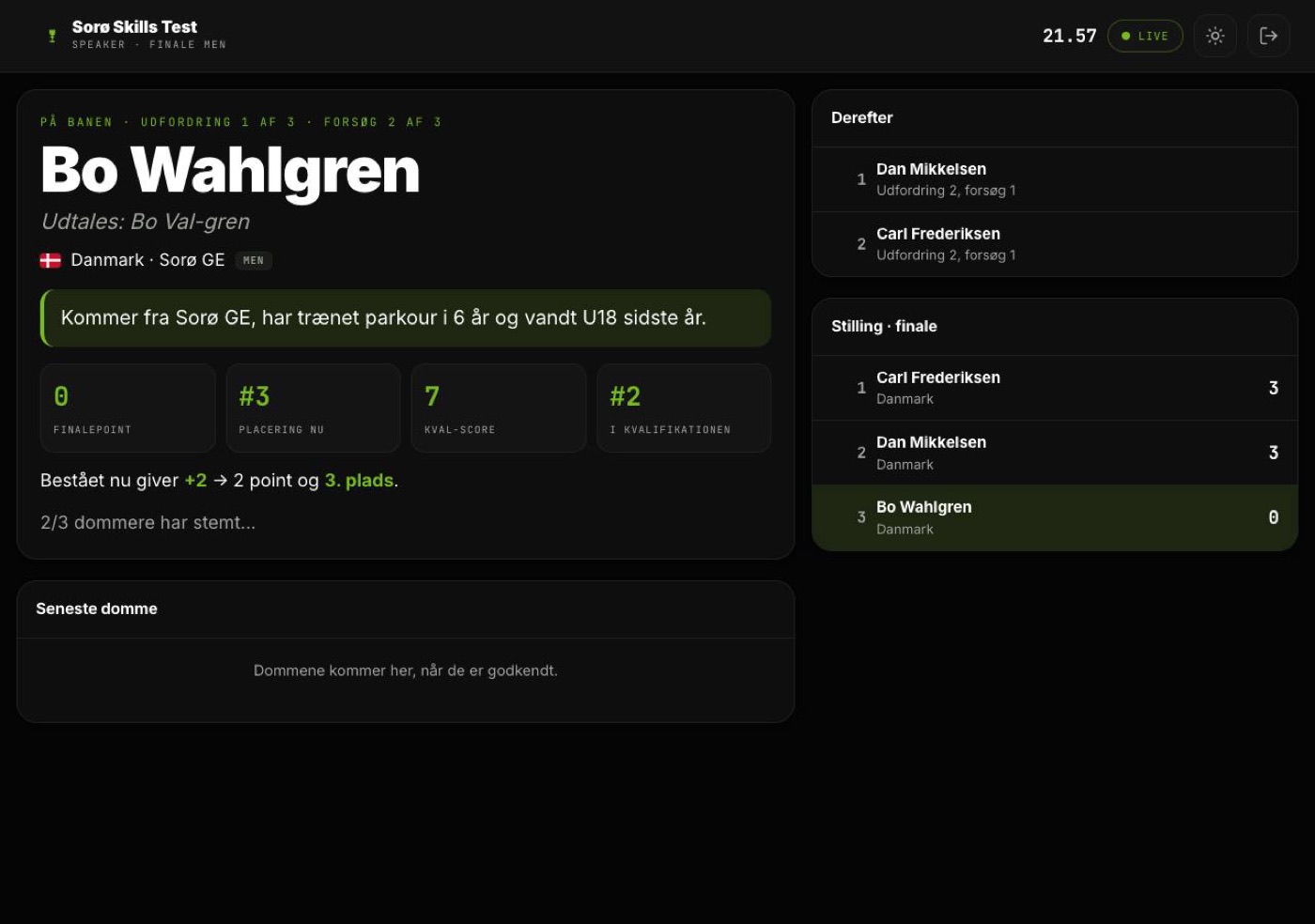 Speaker-panelet med atleten på banen, point, placering, hvad et bestået forsøg giver og de næste atleter.