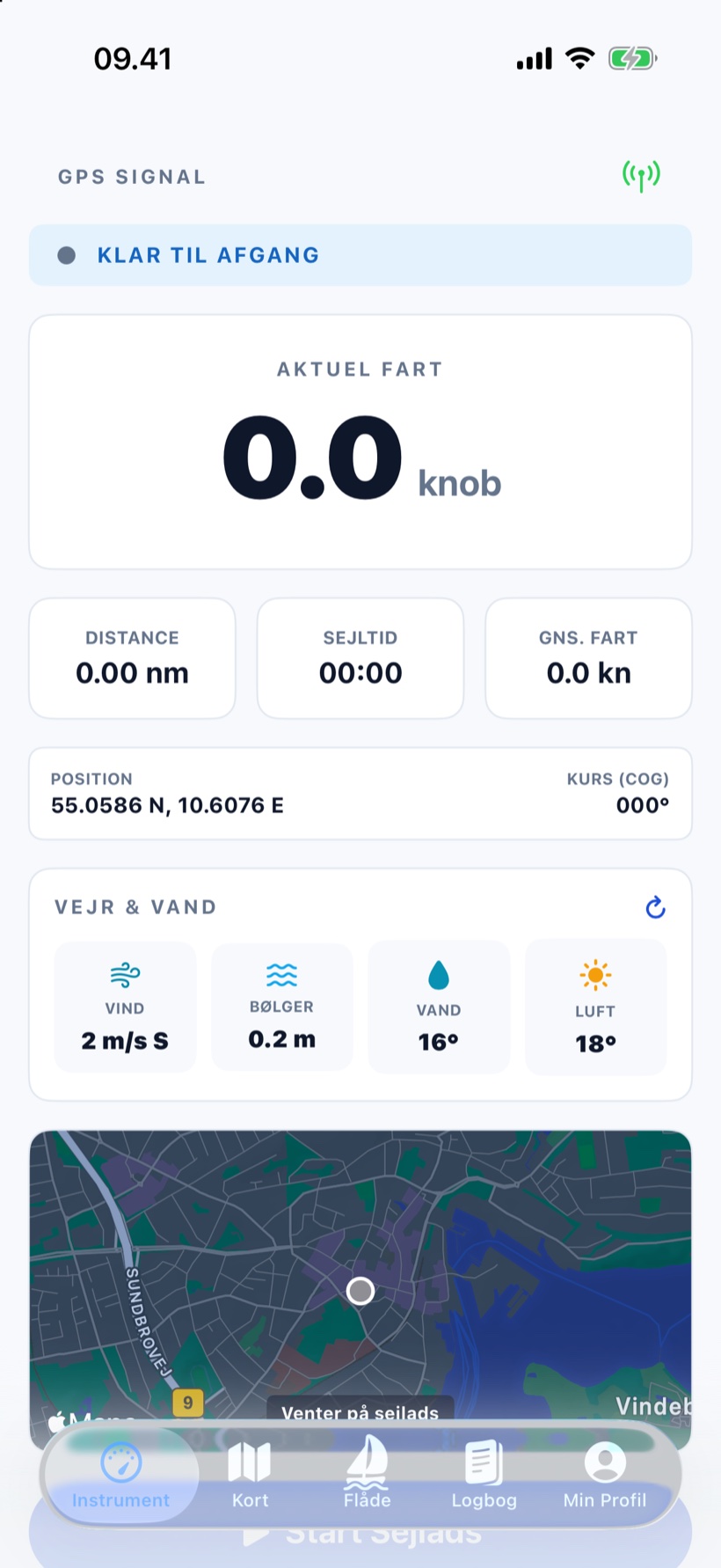 The instrument screen in Sailing Log with current speed, distance, time under way, position, weather and the chartplotter.